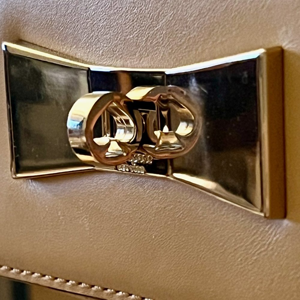 KATE SPADE Tan Purse with Bow Locket - Picture 3 of 7